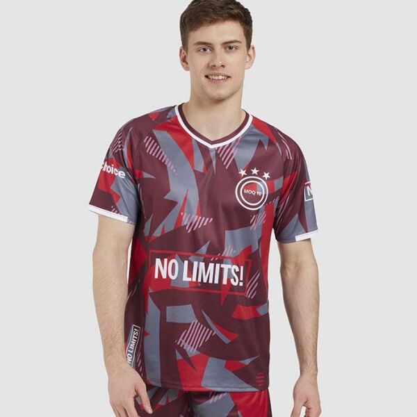 Custom made - Sporttenue met V-hals